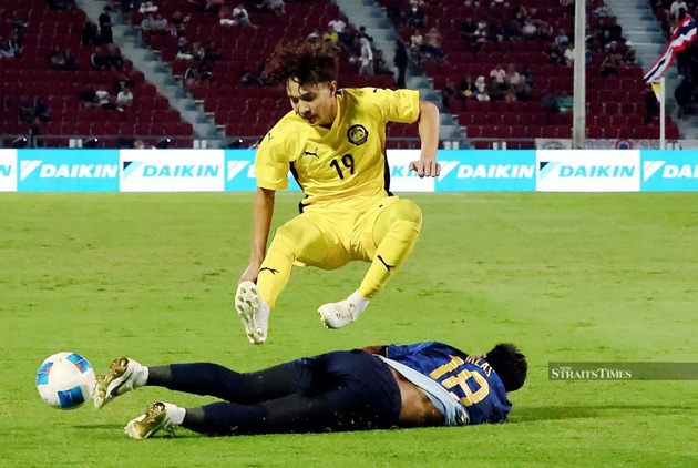 HLV Nafuzi đứng ra bảo vệ Aiman Yusuf Nabil sau trận thua Thái Lan tại SEA Games