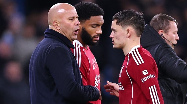 Arne Slot từ chối tin đồn về ngân sách mua sắm không giới hạn của Liverpool