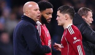 Arne Slot từ chối tin đồn về ngân sách mua sắm không giới hạn của Liverpool