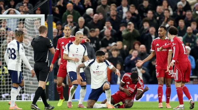 Gary Neville lên án hành động của Cristian Romero với Konate trong trận Ngoại hạng Anh