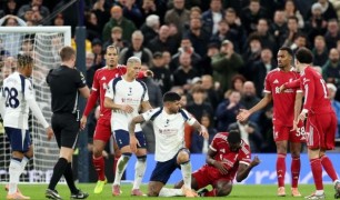 Gary Neville lên án hành động của Cristian Romero với Konate trong trận Ngoại hạng Anh