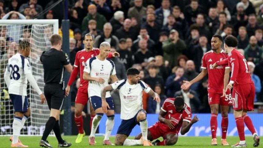 Gary Neville lên án hành động của Cristian Romero với Konate trong trận Ngoại hạng Anh