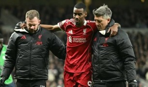 Chấn thương nghiêm trọng: Alexander Isak phải nằm viện, tạm rời xa sân cỏ