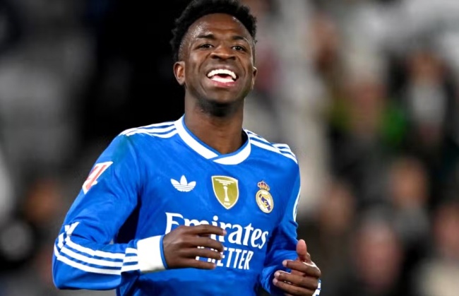 Tại sao Vinicius Junior lại là lựa chọn tốt hơn Semenyo cho Liverpool?