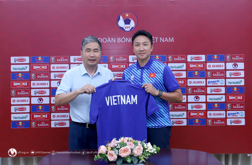 Kim Sang-sik, trợ lý HLV, bất ngờ trước sức mạnh đáng kể của bóng đá Việt Nam