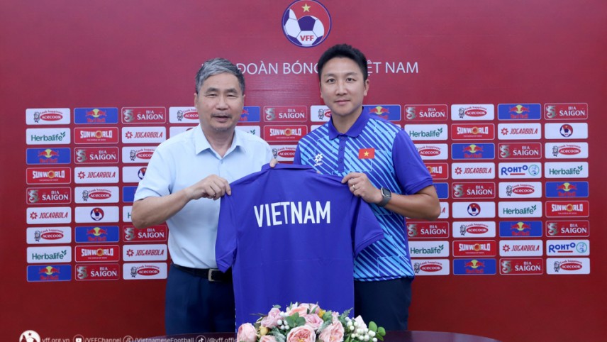 Kim Sang-sik, trợ lý HLV, bất ngờ trước sức mạnh đáng kể của bóng đá Việt Nam
