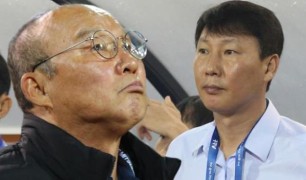HLV Park Hang-seo chúc mừng và tặng quà đầy ý nghĩa cho đồng nghiệp Kim Sang-sik