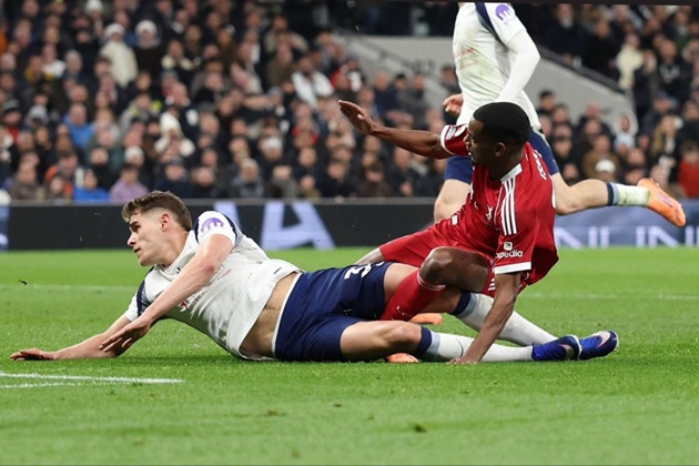 Isak gây lo lắng cho Neville với pha lập công và chấn thương đau đớn tại Liverpool