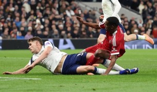 Isak gây lo lắng cho Neville với pha lập công và chấn thương đau đớn tại Liverpool