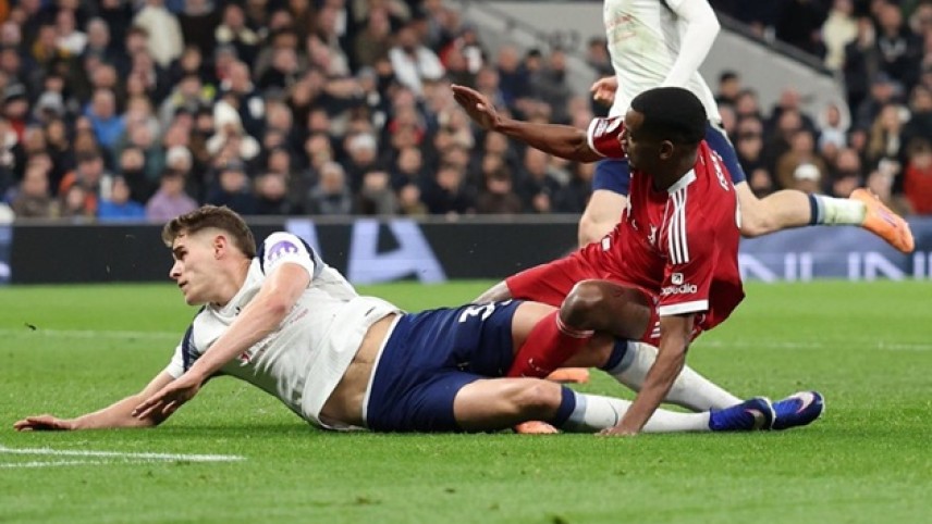 Isak gây lo lắng cho Neville với pha lập công và chấn thương đau đớn tại Liverpool
