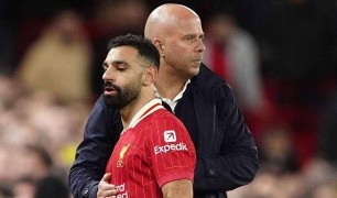 Arne Slot ca ngợi tinh thần chiến đấu của Liverpool, làm sáng tỏ mối mâu thuẫn với Salah