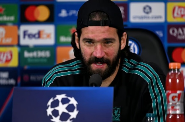 Alisson tiết lộ cách đội Liverpool đối phó với việc Salah bị chỉ trích