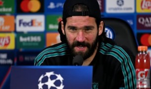 Alisson tiết lộ cách đội Liverpool đối phó với việc Salah bị chỉ trích