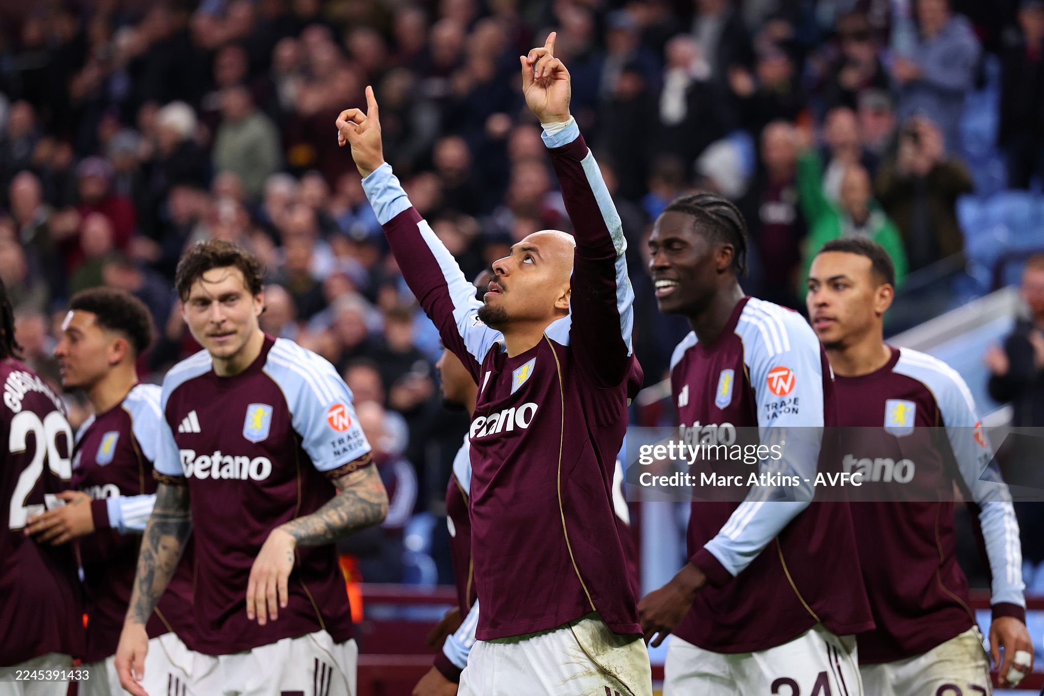 Aston Villa thắng đậm, giành vị trí thứ 6