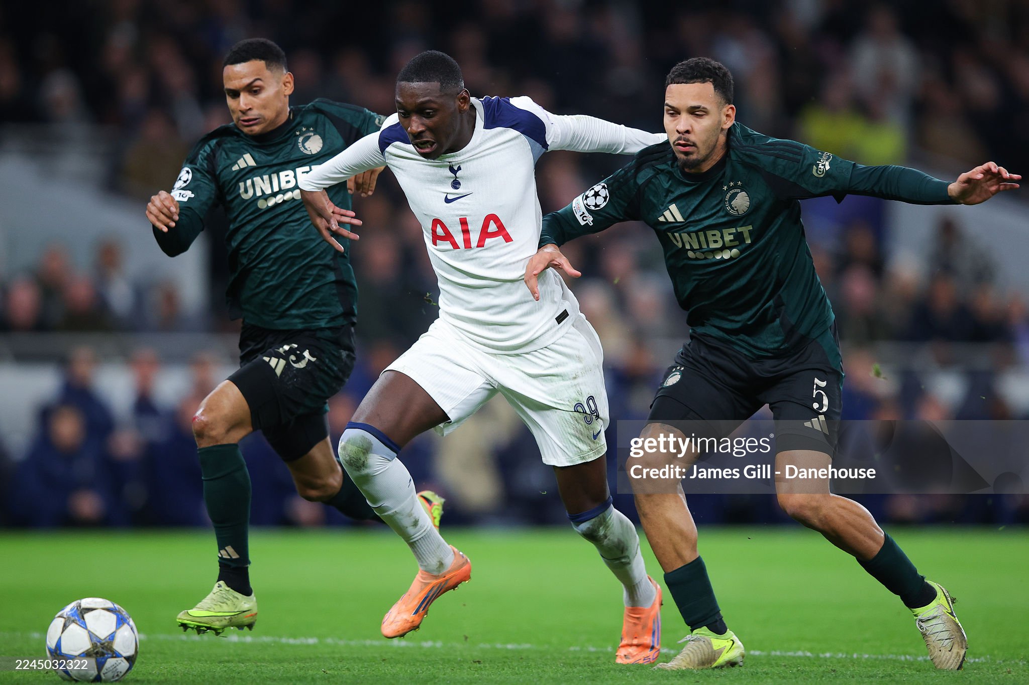 Đại thắng sân nhà, Tottenham lọt vào top 8 Champions League