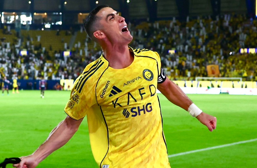 Quả phạt đền 'ma' giúp Ronaldo và đồng đội giữ vững ngôi đầu SPL