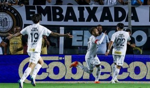 Neymar đã ghi bàn nhưng một sai lầm của anh đã khiến Santos đánh mất chiến thắng.