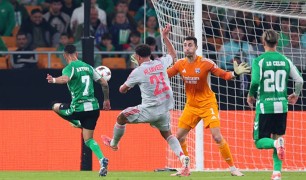 Isco ngỡ ngàng trước cú lốp bóng tuyệt đỉnh của Antony, khiến khung thành Lyon chao đảo.
