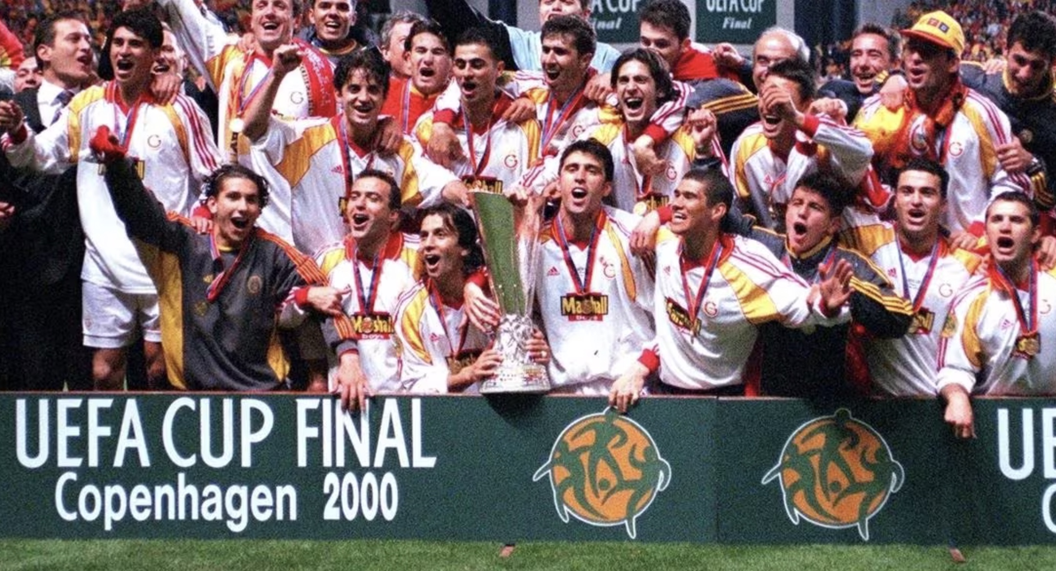 Gheorghe Hagi và thế hệ vàng 2000, những người đã đưa Galatasaray lên đỉnh cao Châu Âu.