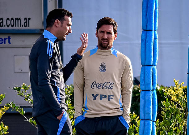 19 năm trước, Messi và HLV Scaloni từng cùng vào sân từ ghế dự bị trong trận đấu gặp Angola.