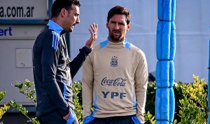 19 năm trước, Messi và HLV Scaloni từng cùng vào sân từ ghế dự bị trong trận đấu gặp Angola.