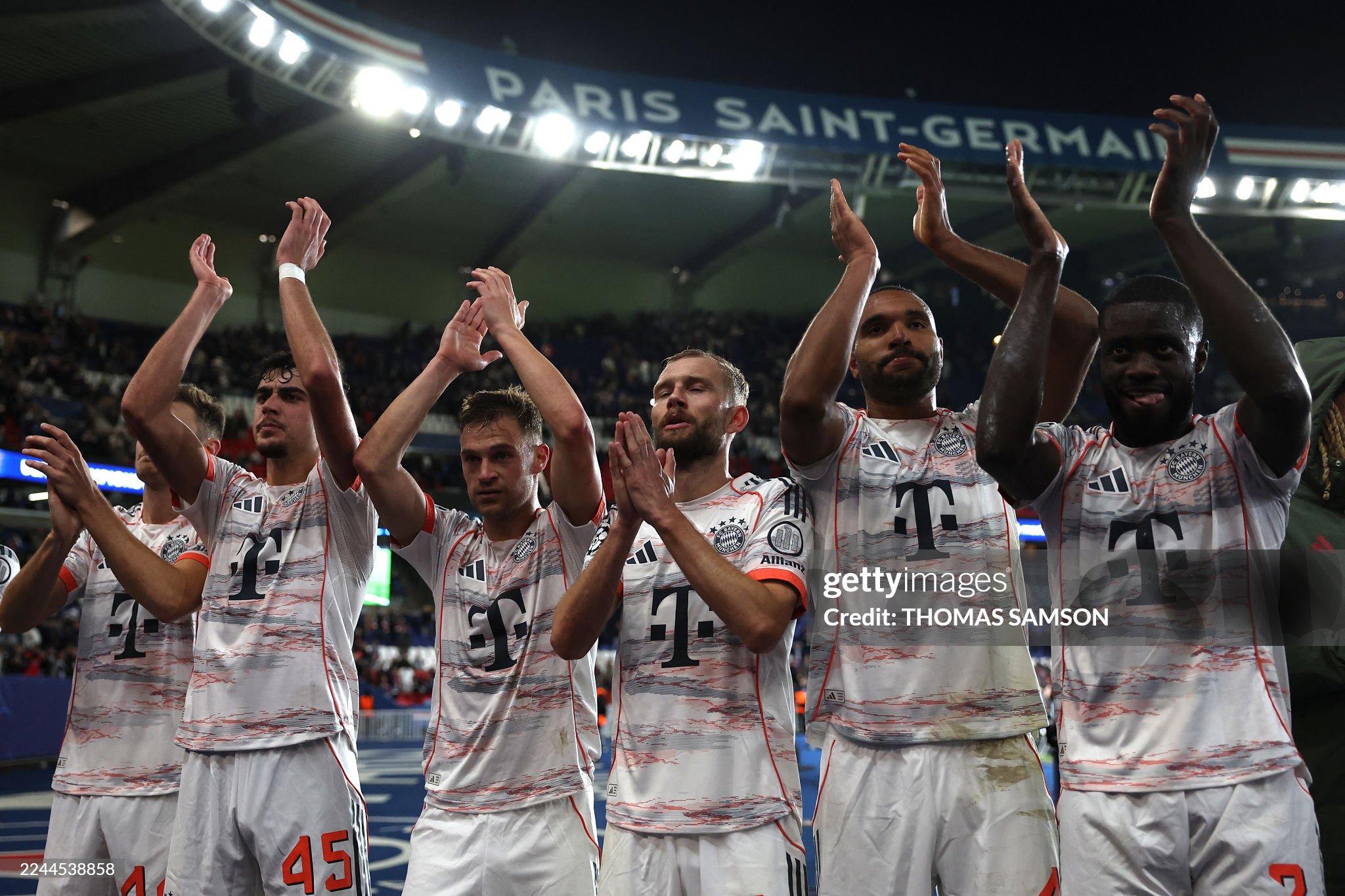 10 người của Bayern hạ PSG tại Paris