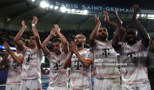 10 người của Bayern hạ PSG tại Paris