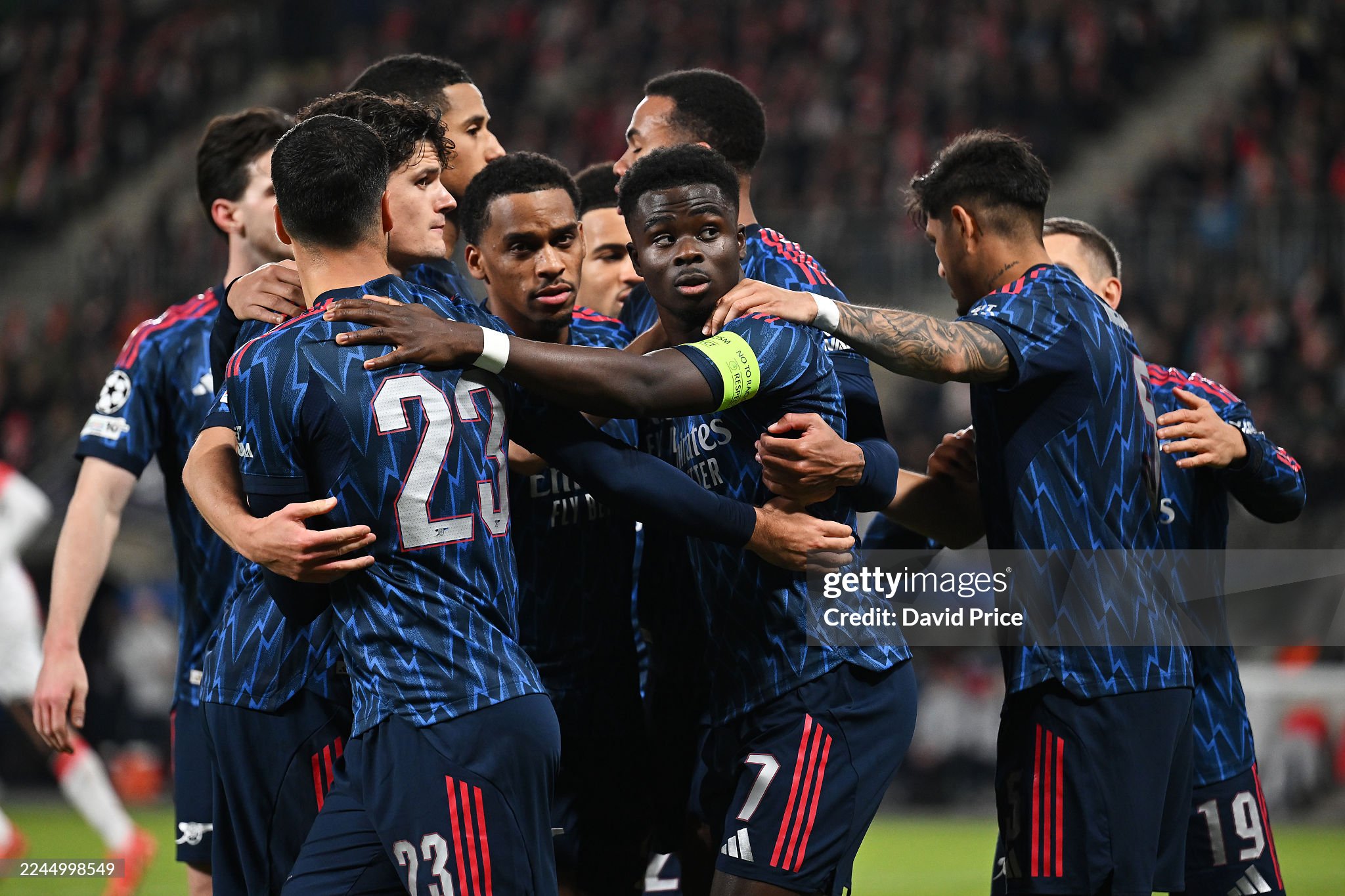 Arsenal nhảy lên nhì bảng sau chiến thắng 3–0 trước Slavia Prague