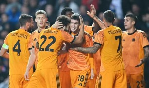 Roma trở lại mạch thắng, đẩy Rangers xuống chót bảng