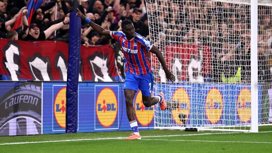 Crystal Palace lần đầu đãi khán giả nhà thắng lợi tại châu Âu