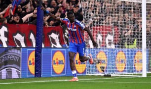 Crystal Palace lần đầu đãi khán giả nhà thắng lợi tại châu Âu