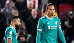 Liverpool gặp khủng hoảng: Rooney đặt dấu hỏi về vai trò của Salah và Van Dijk