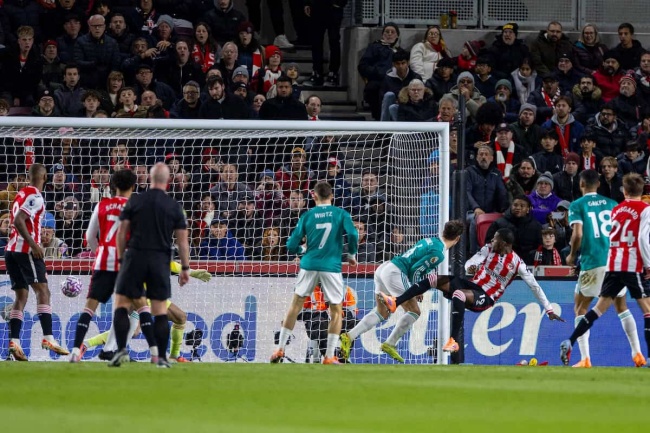 Liverpool bị khai thác ở các pha bóng cố định.
