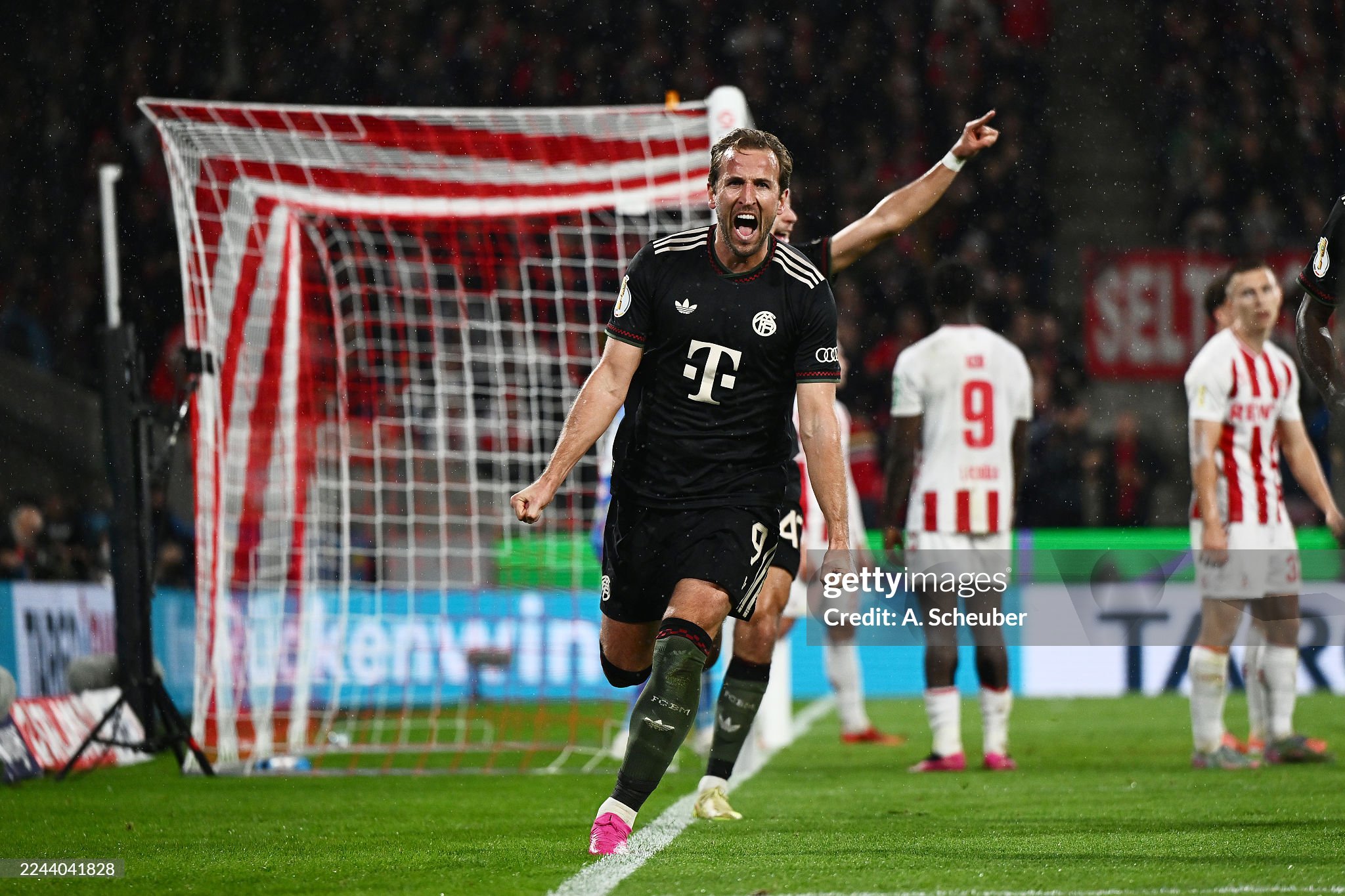 Kane lập cú đúp giúp Bayern lội ngược dòng