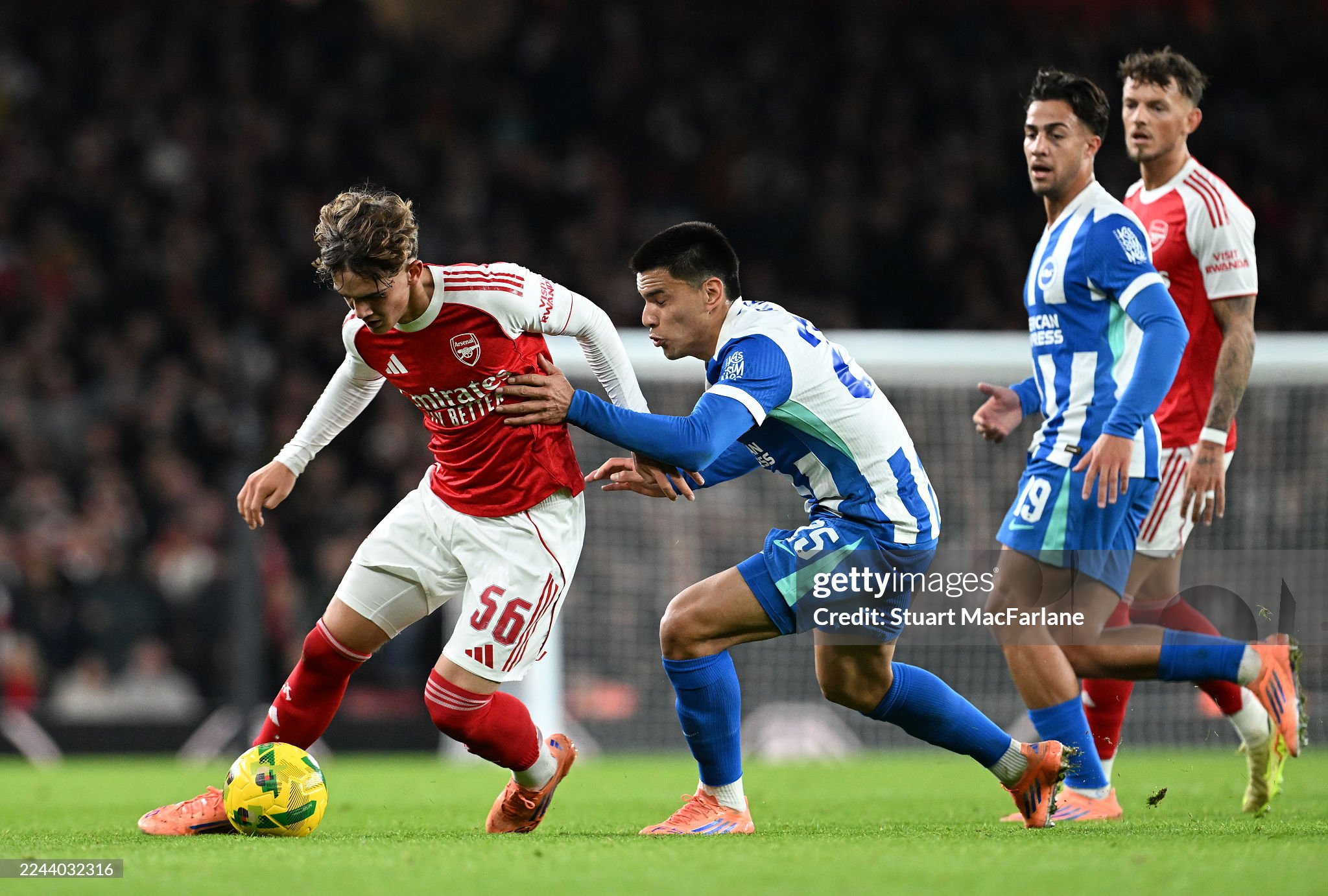Dowman tạo lịch sử với Arsenal
