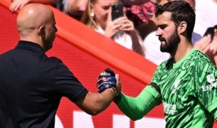 Arne Slot thừa nhận khả năng bán Alisson cho Juventus