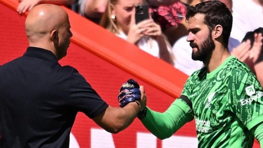 Arne Slot thừa nhận khả năng bán Alisson cho Juventus