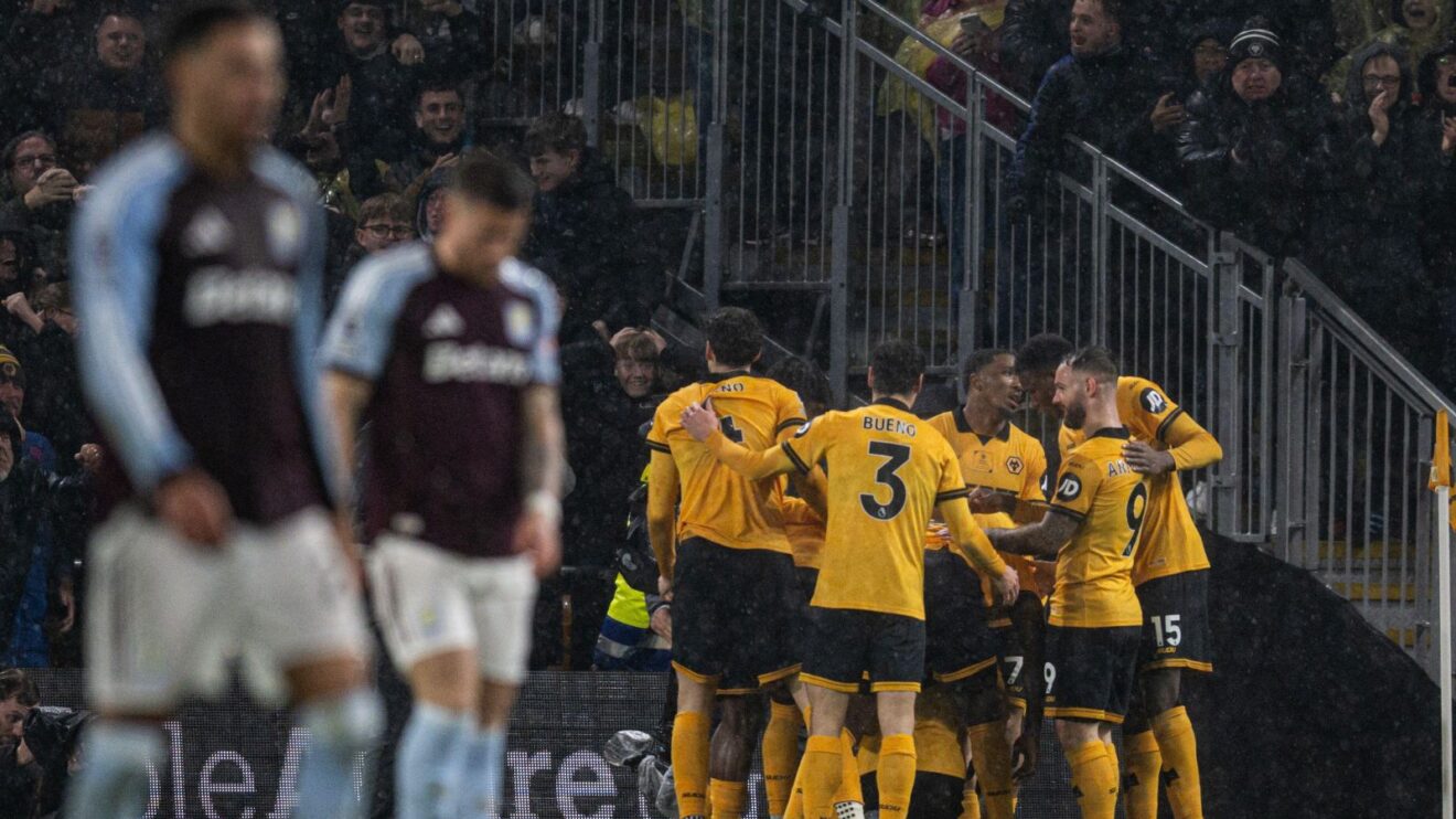 Villa sụp đổ tại Molineux, tự làm khó giấc mơ Champions League
