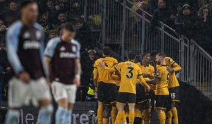 Villa sụp đổ tại Molineux, tự làm khó giấc mơ Champions League