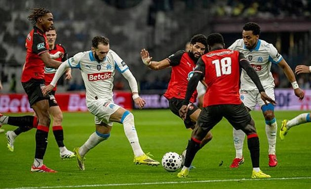 Amine Gouiri ghi bàn mở tỷ số cho Marseille.