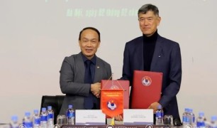 Koshida Takeshi gia hạn hợp đồng, VFF tin tưởng tài năng và tương lai bóng đá Việt Nam.