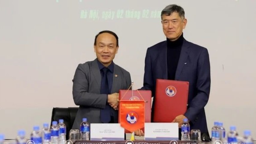 Koshida Takeshi gia hạn hợp đồng, VFF tin tưởng tài năng và tương lai bóng đá Việt Nam.