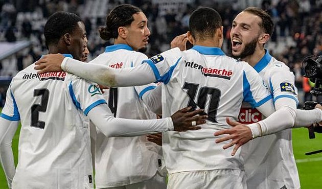 Marseille hủy diệt Rennes 3-0