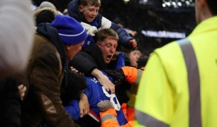 Hòa Man City, fan Chelsea gọi tên Abramovich