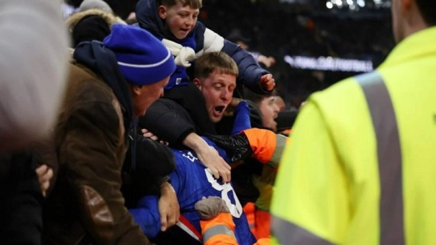 Hòa Man City, fan Chelsea gọi tên Abramovich