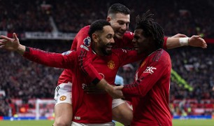 Man United thắng derby, Old Trafford mừng mà vẫn lo