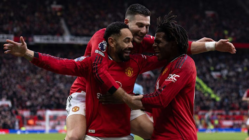 Man United thắng derby, Old Trafford mừng mà vẫn lo
