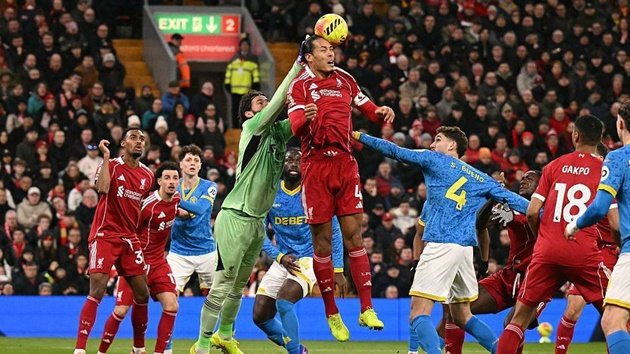 Điểm yếu bóng chết đe dọa Liverpool trước đại chiến Leeds