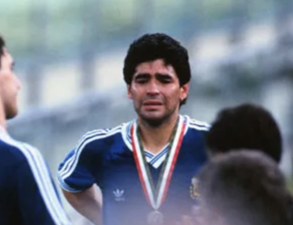 Maradona từng khóc giữa sân ở World Cup 1990