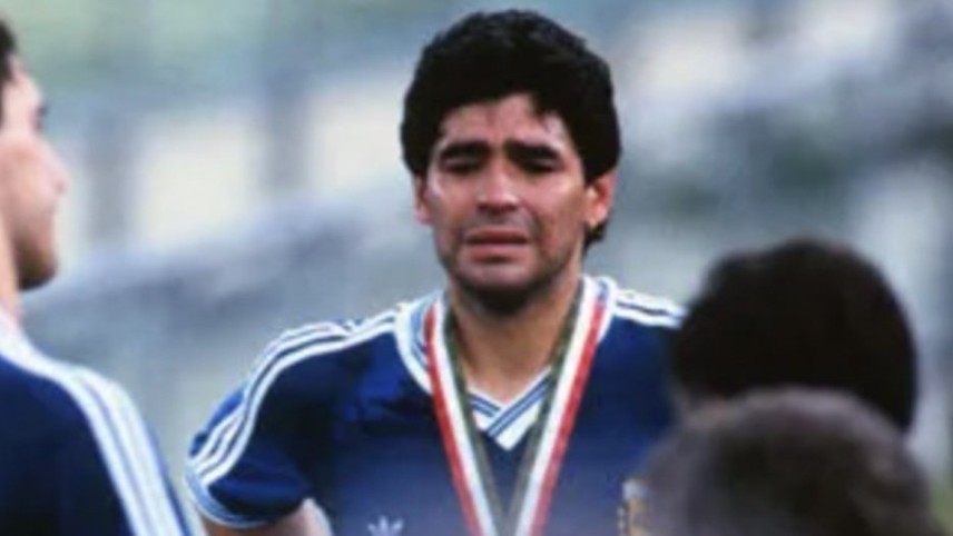 Maradona từng khóc giữa sân ở World Cup 1990
